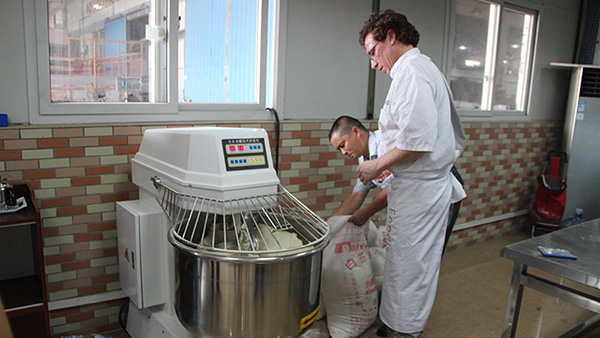 食品加工廠訂購(gòu)榮麥無(wú)煙燃?xì)饪緺t案例